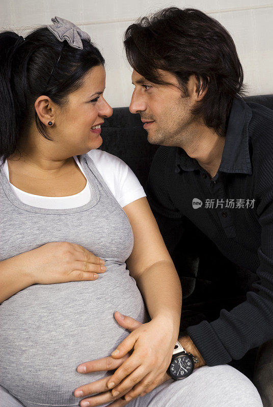 幸福的怀孕的妻子和丈夫