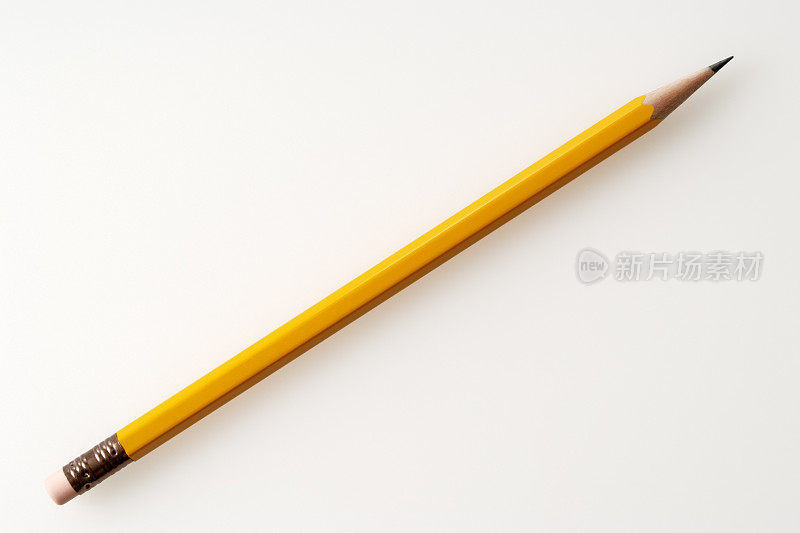 白色背景上黄色铅笔的孤立镜头