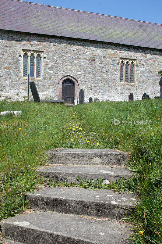 通往老教堂的台阶