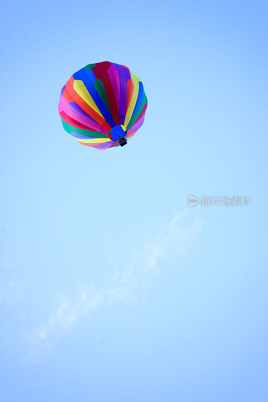 彩色的热气球在天空中漂浮-垂直