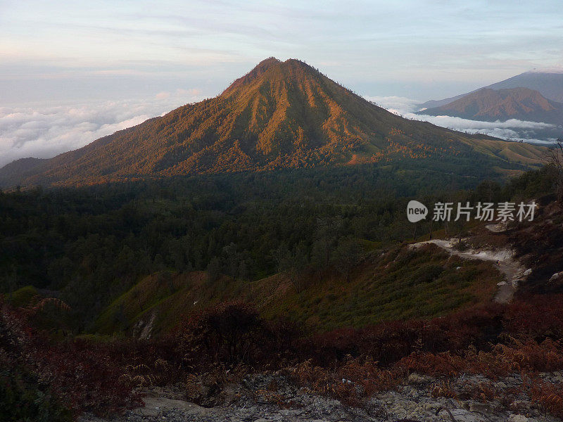 印度尼西亚东爪哇的伊珍高原火山口云