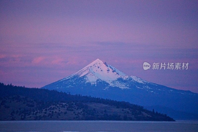 麦克洛克林山紫色天空