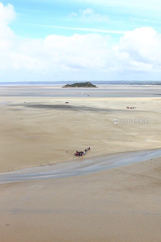 圣米歇尔湾的一群徒步旅行者