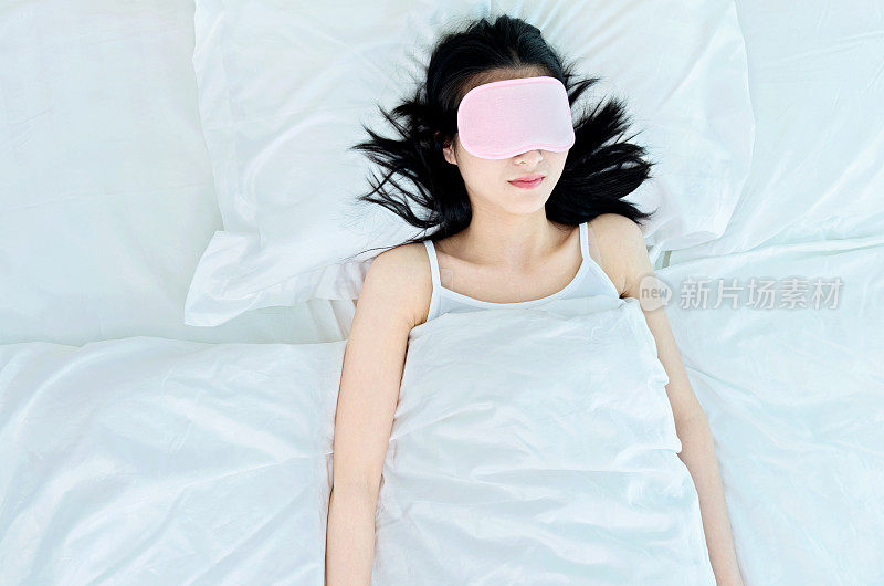 戴着睡眠面罩睡觉的女人
