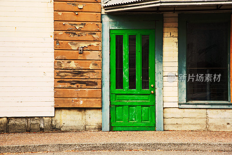废弃建筑上的绿色门