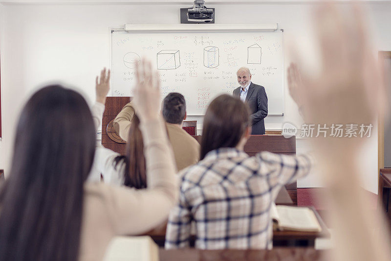 教授和学生在教室里