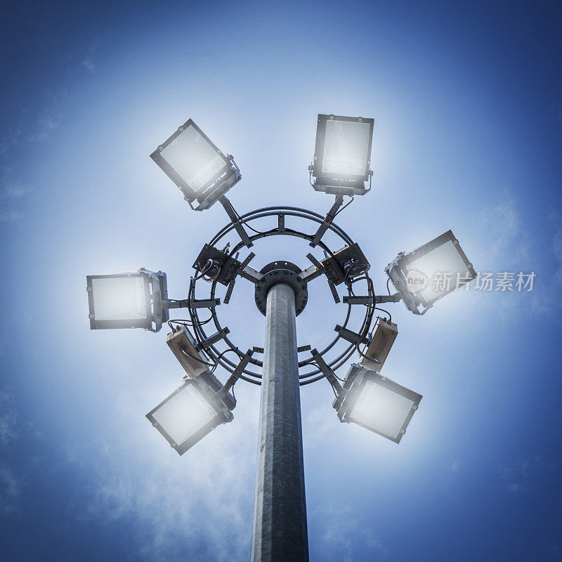 六盏城市灯，广场