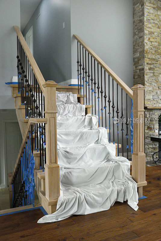 家居装修，楼梯上覆盖油漆滴布