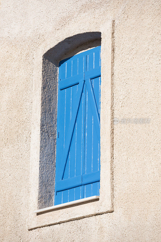 传统的带有紧闭百叶窗的希腊房屋