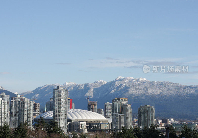 冬季，温哥华的北岸山脉和BC广场体育场