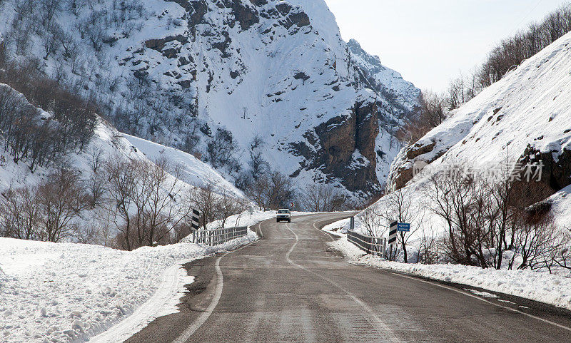 路与雪谷