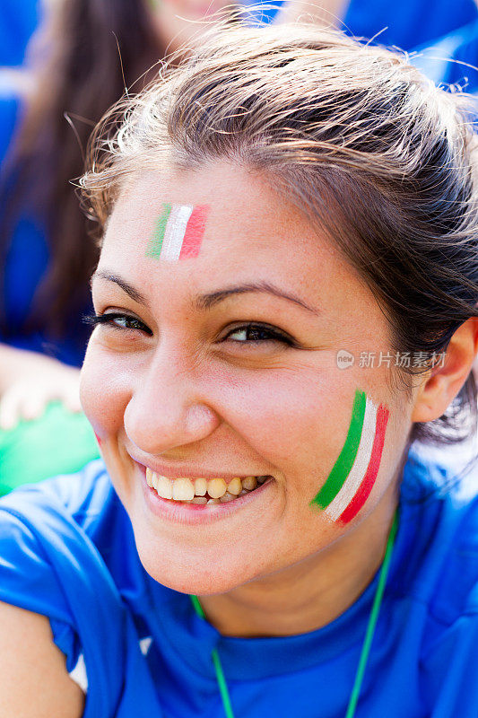 微笑的年轻女子意大利足球队球迷