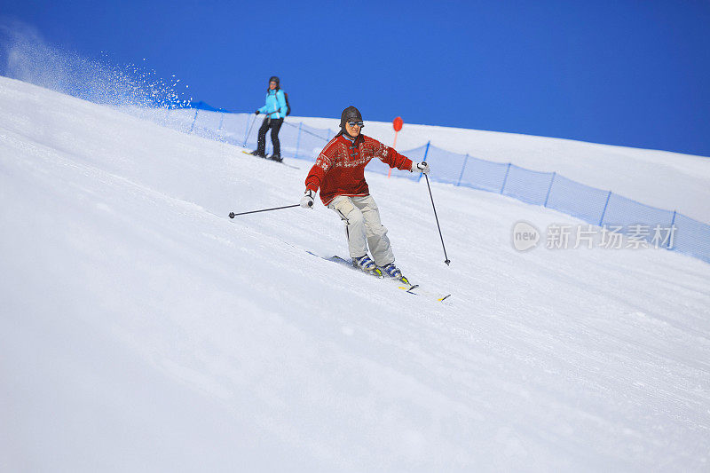 穿着复古滑雪服的男人在阳光明媚的滑雪场滑雪