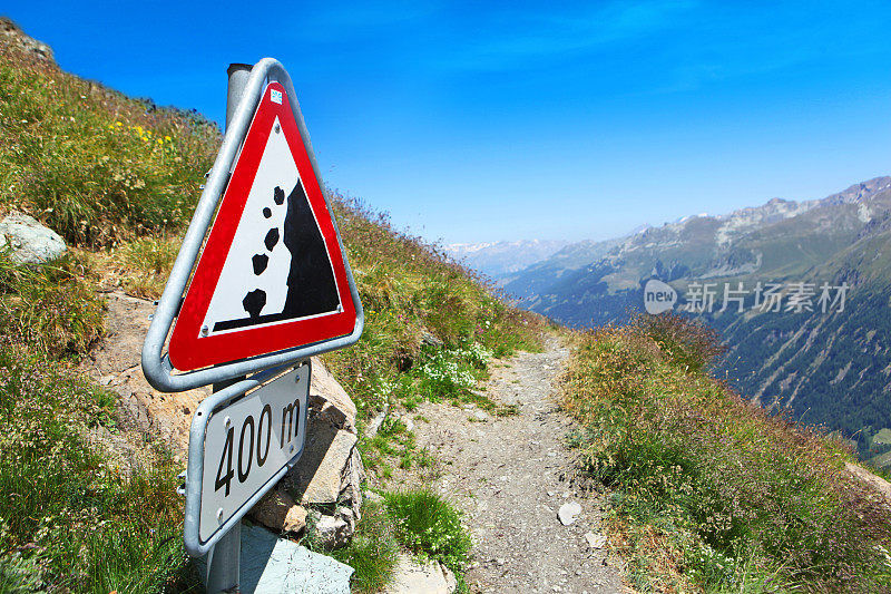 瑞士山间徒步旅行路线上的落石标志