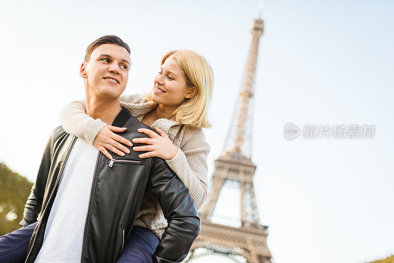 一对浪漫的情侣在巴黎欣赏日落