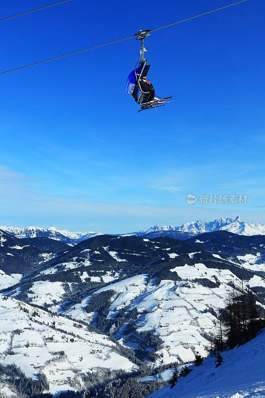 在圣约翰阿彭多夫的升降机和滑雪者