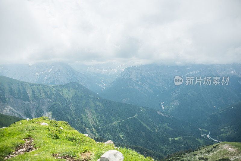 晴朗天空下的高山草甸