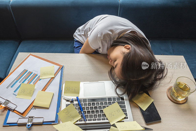 女人在看报告和文件时在沙发上睡着了