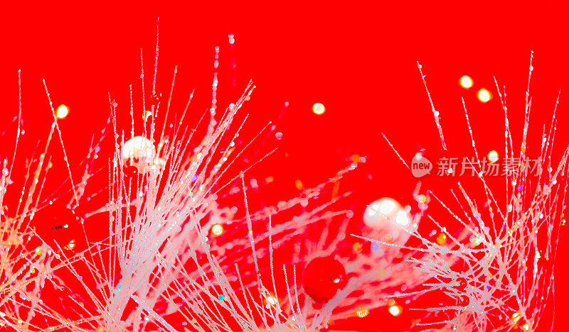 在红色背景下抽象化的银色圣诞装饰(P)