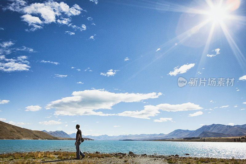 新西兰特卡波湖的男游客