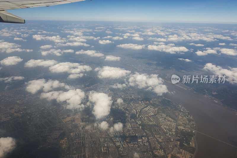 飞机在城市上空飞过