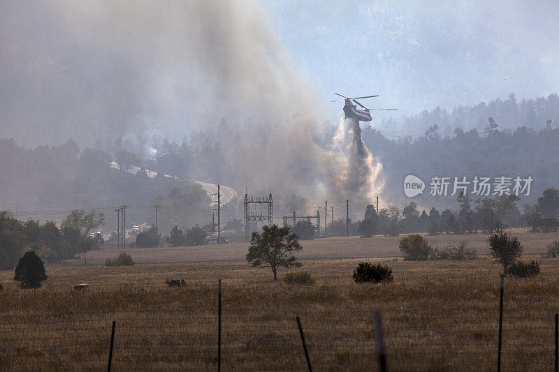 科罗拉多州普韦布洛比乌拉山大火浓烟的支努克消防直升机
