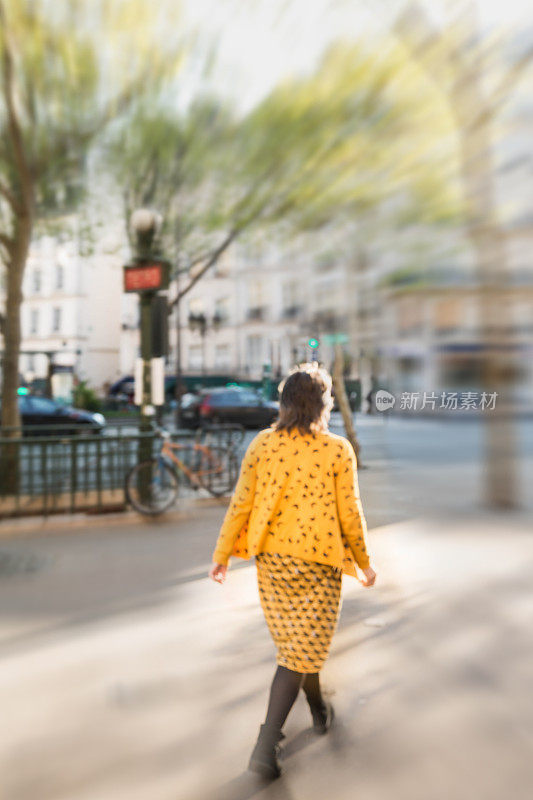 法国巴黎街头的一位老妇人
