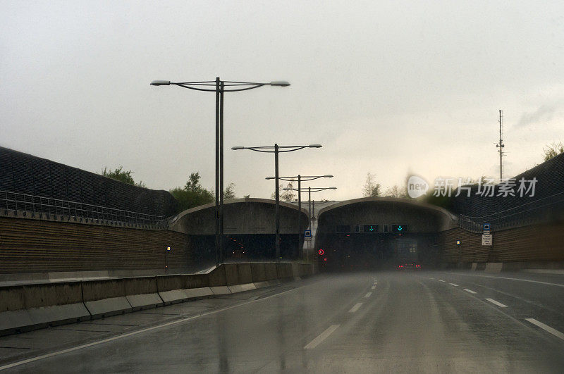 德国城市高速公路上下着大雨