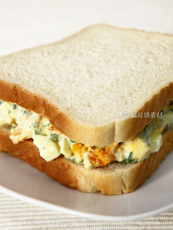鸡蛋沙拉三明治