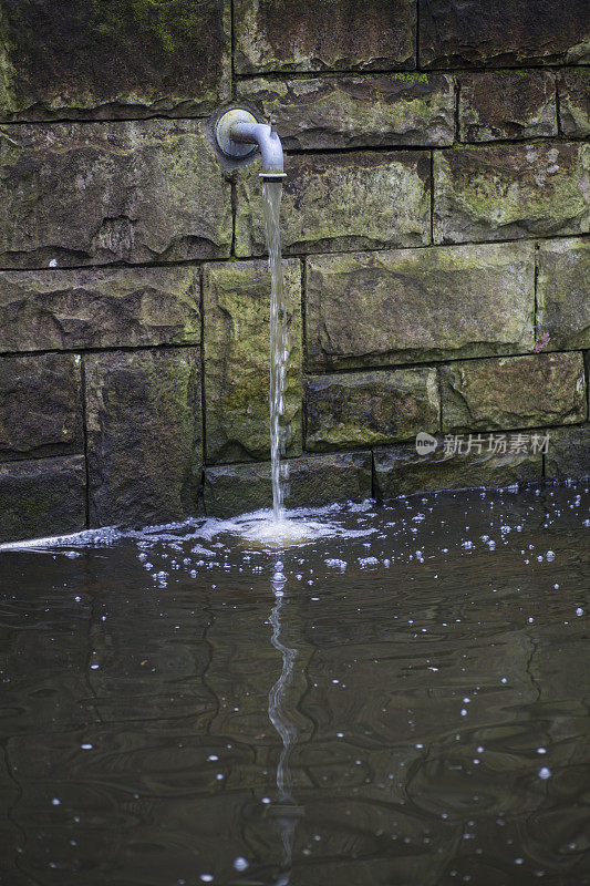 带有自来水的户外水龙头