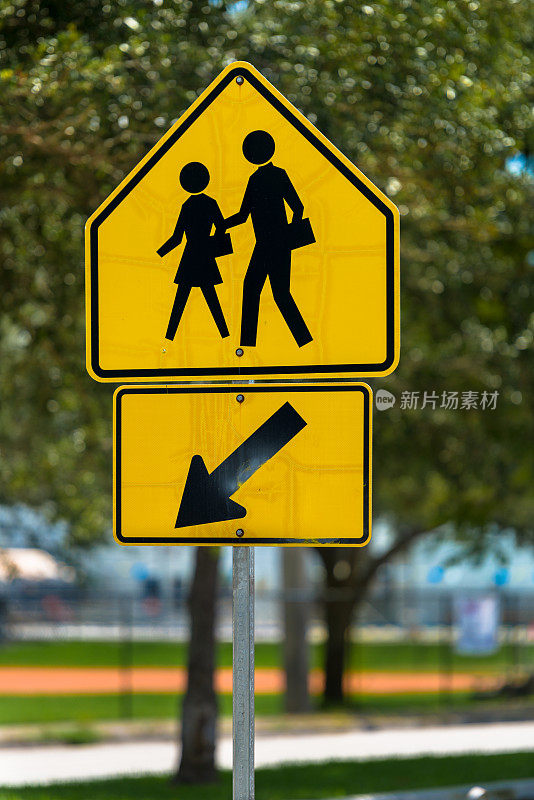 黄色学校人行横道标志