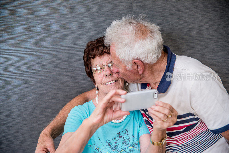 一对快乐的老夫妇在老人日托中心自拍