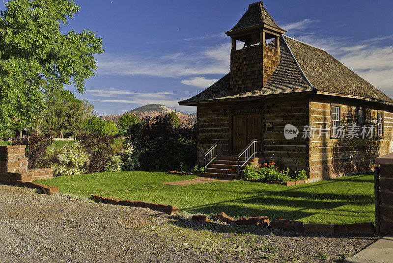 第一个教堂和学校建立在犹他州托里