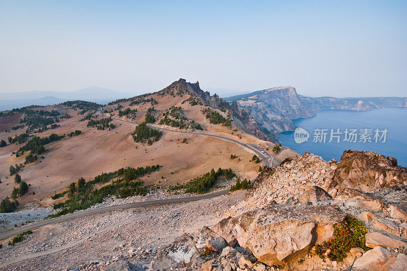 西缘路，希尔曼峰和火山口湖