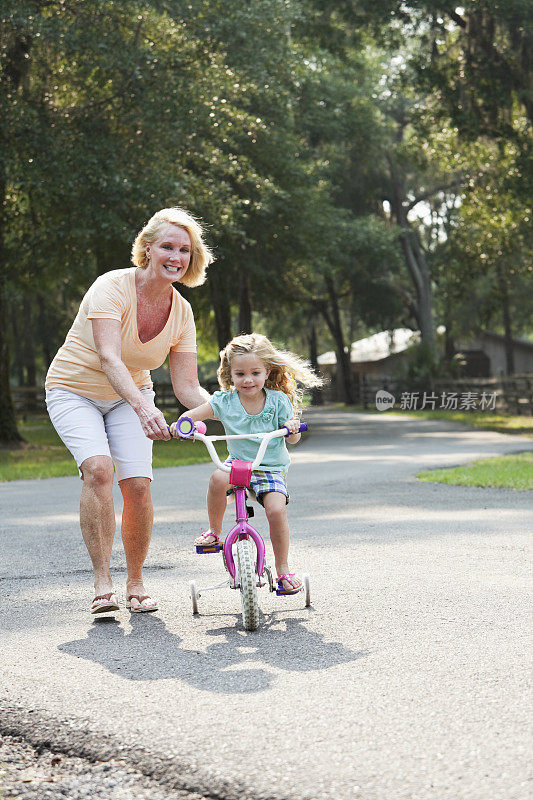 小女孩和奶奶一起骑自行车