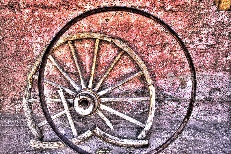 旧马车的轮子靠在墙上