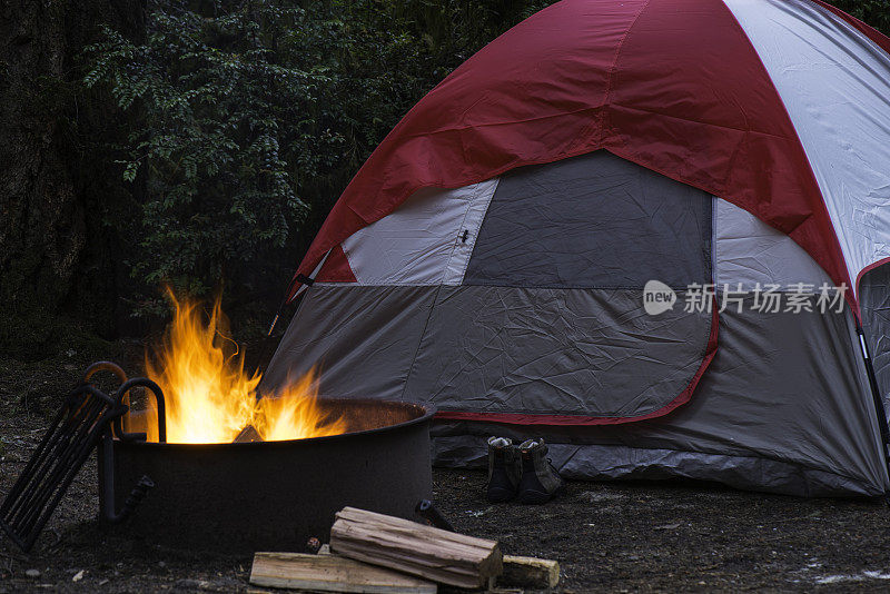 在露营地营火