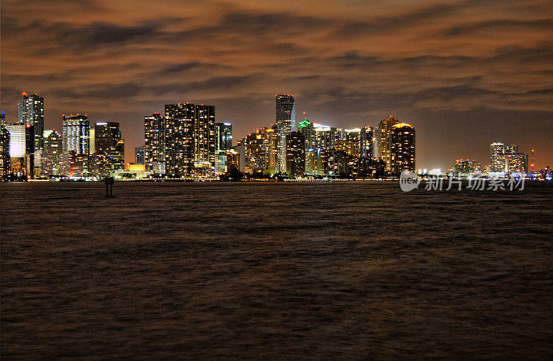 布里克尔的天空和迈阿密市中心的夜晚