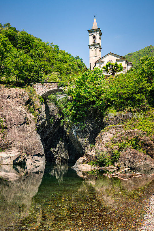 马焦雷湖的圣安娜教堂和坎诺比奥山谷