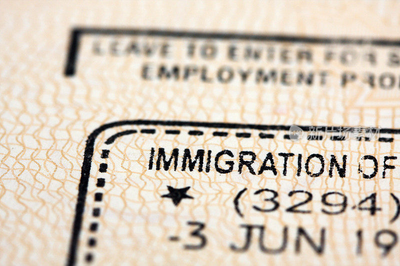 护照上的移民印章特写。