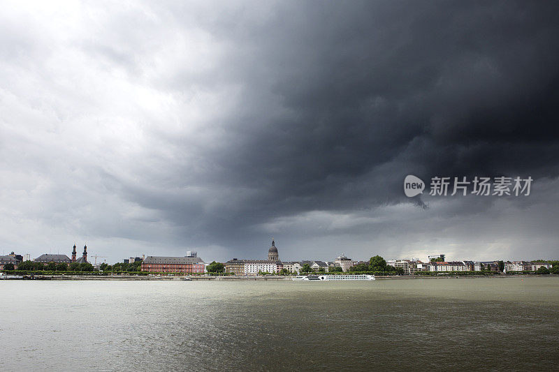 德国美因茨和莱茵河上空有雷雨