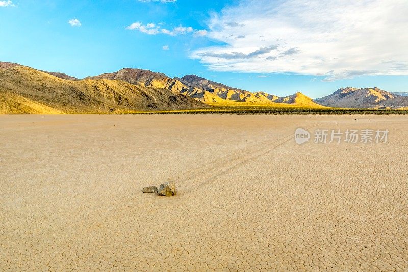 滑动岩石铺就了一条穿过沙漠的小路，死亡谷