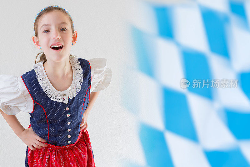 巴伐利亚小女孩穿着传统连衣裙，对着镜头大喊