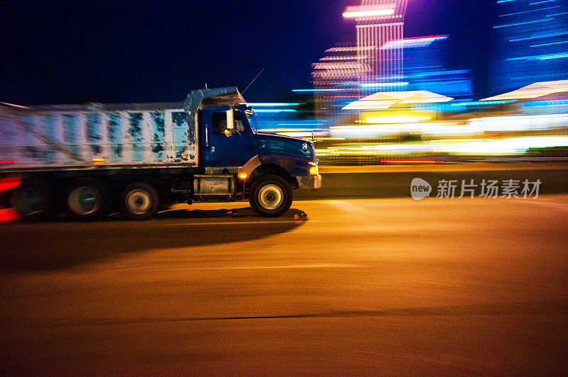 夜间自卸卡车