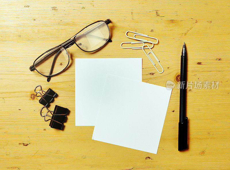 俯视图的纸，眼镜，笔，各种回形针