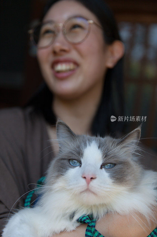 日本女子抱猫