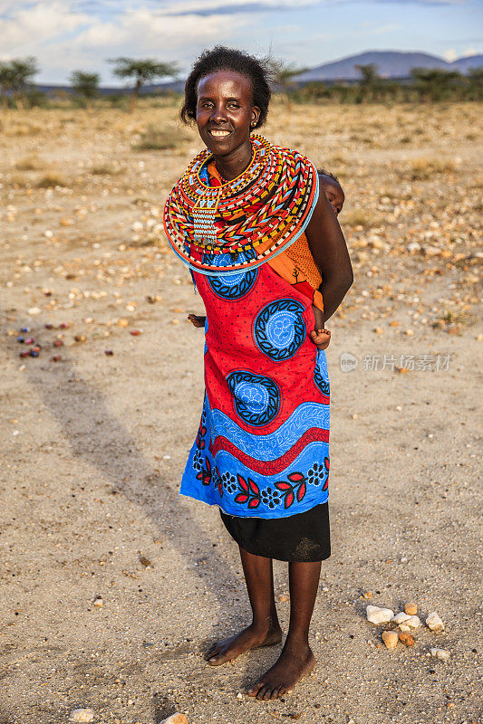 年轻的非洲妇女抱着她的孩子，肯尼亚，东非