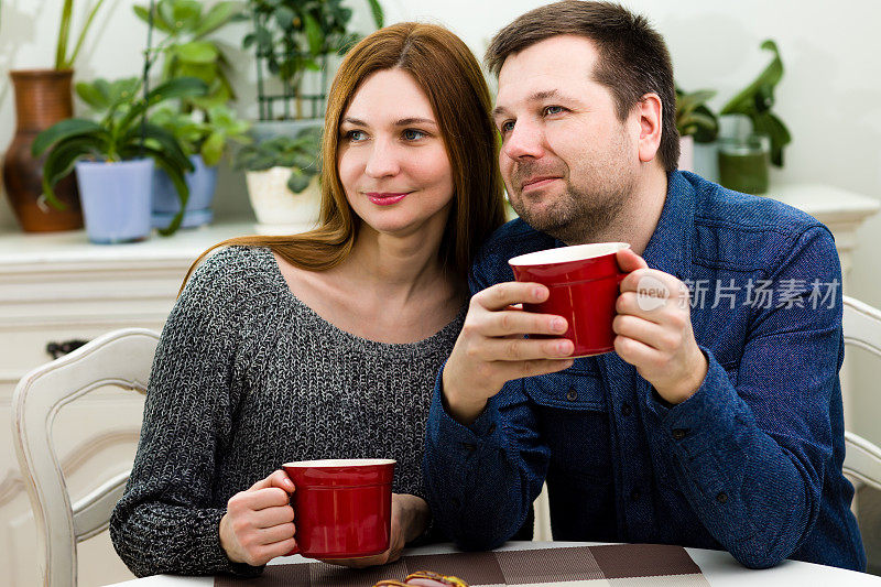 男男女女一边喝茶一边看别处