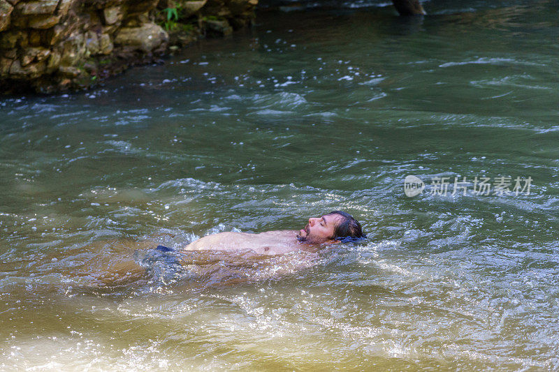 一个巴西人在河里游泳