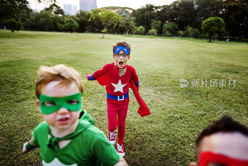 超级英雄的孩子渴望想象好玩的有趣的概念